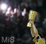 Fussball DFB-Pokal-Finale in Berlin, 26.05.2007,  VfB Stuttgart - 1.FC Nürnberg, Torwart Raphael SCHÄFER (links, Nürnberg) stemmt den DFB-Pokal in die Höhe.