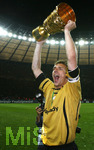 Fussball DFB-Pokal-Finale in Berlin, 26.05.2007,  VfB Stuttgart - 1.FC Nürnberg, Torwart Raphael SCHÄFER (links, Nürnberg) stemmt den Pokal in die Höhe.   