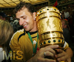 Fussball DFB-Pokal-Finale in Berlin, 26.05.2007,  VfB Stuttgart - 1.FC Nürnberg, Torwart Raphael SCHÄFER (links, Nürnberg) drückt den Pokal fest an seine Brust.
