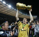 Fussball DFB-Pokal-Finale in Berlin, 26.05.2007,  VfB Stuttgart - 1.FC Nürnberg, Torwart Raphael SCHÄFER (links, Nürnberg) stemmt den Pokal in die Höhe.  
