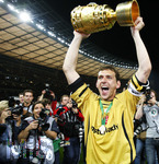 Fussball DFB-Pokal-Finale in Berlin, 26.05.2007,  VfB Stuttgart - 1.FC Nürnberg, Torwart Raphael SCHÄFER (links, Nürnberg) stemmt den Pokal in die Höhe.  