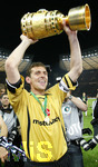 Fussball DFB-Pokal-Finale in Berlin, 26.05.2007,  VfB Stuttgart - 1.FC Nürnberg, Torwart Raphael SCHÄFER (links, Nürnberg) stemmt den Pokal in die Höhe.    
