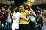 Fussball DFB-Pokal-Finale in Berlin, 26.05.2007,  VfB Stuttgart - 1.FC Nürnberg, Torwart Raphael SCHÄFER (rechts, Nürnberg) stemmt den Pokal in die Höhe und umarmt Horacio Javier PINOLA (li, Nürnberg).