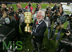 Fussball DFB-Pokal-Finale in Berlin, 26.05.2007,  VfB Stuttgart - 1.FC Nürnberg, Praesident Michael A. Roth (mitte, Nuernberg) läßt sich mit DFB-Pokal feiern.    