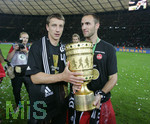 Fussball DFB-Pokal-Finale in Berlin, 26.05.2007,  VfB Stuttgart - 1.FC Nürnberg,  Robert VITTEK (re, Nuernberg) und Marek MINTAL (li, beide Nürnberg) mit dem DFB-Pokal in der Hand.      