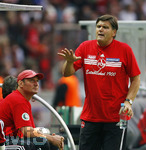 Fussball DFB-Pokal-Finale in Berlin, 26.05.2007,  VfB Stuttgart - 1.FC Nürnberg, Trainer Hans MEYER (Nürnberg) gestikuliert.