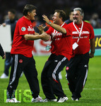 Fussball DFB-Pokal-Finale in Berlin, 26.05.2007,  VfB Stuttgart - 1.FC Nürnberg, Trainer Hans MEYER (li) Busfahrer Udo RAUH (mitte) und Zeugwart Günter VOGT (re, alle Nürnberg) feiern den Pokalsieg.