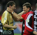 Fussball DFB-Pokal-Finale in Berlin, 26.05.2007,  VfB Stuttgart - 1.FC Nürnberg, Torwart Raphael SCHÄFER (links) und Trainer Hans MEYER (re, beide Nürnberg) liegen sich in den Armen.   