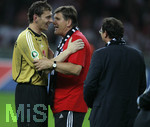 Fussball DFB-Pokal-Finale in Berlin, 26.05.2007,  VfB Stuttgart - 1.FC Nürnberg, Torwart Raphael SCHÄFER (links) und Trainer Hans MEYER (mitte, beide Nürnberg) liegen sich in den Armen. 