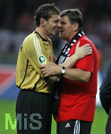Fussball DFB-Pokal-Finale in Berlin, 26.05.2007,  VfB Stuttgart - 1.FC Nürnberg, Torwart Raphael SCHÄFER (links) und Trainer Hans MEYER (re, beide Nürnberg) liegen sich in den Armen. 