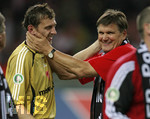 Fussball DFB-Pokal-Finale in Berlin, 26.05.2007,  VfB Stuttgart - 1.FC Nürnberg, Torwart Raphael SCHÄFER (links) und Trainer Hans MEYER (re, beide Nürnberg) liegen sich in den Armen.   