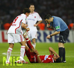 Fussball DFB-Pokal-Finale in Berlin, 26.05.2007,  VfB Stuttgart - 1.FC Nürnberg, Jan KRISTIANSEN (li, Stuttgart) hilft Sami KHEDIRA (re, Stuttgart) bei seinen Wadenkrämpfen.