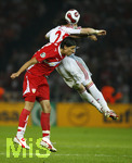 Fussball DFB-Pokal-Finale in Berlin, 26.05.2007,  VfB Stuttgart - 1.FC Nürnberg, Sami KHEDIRA (li, Stuttgart) gegen Horacio Javier PINOLA (re, Nürnberg).