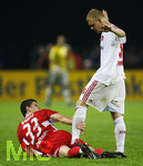 Fussball DFB-Pokal-Finale in Berlin, 26.05.2007,  VfB Stuttgart - 1.FC Nürnberg, Mario GOMEZ (links, Stuttgart) liegt geschlagen am Boden. Er zerrt an Andreas WOLF (re, Nürnberg) seinem Bein. 