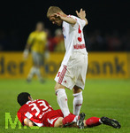 Fussball DFB-Pokal-Finale in Berlin, 26.05.2007,  VfB Stuttgart - 1.FC Nürnberg, Mario GOMEZ (links, Stuttgart) liegt geschlagen am Boden. Andreas WOLF (re, Nürnberg). 