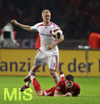 Fussball DFB-Pokal-Finale in Berlin, 26.05.2007,  VfB Stuttgart - 1.FC Nürnberg, Andreas WOLF (oben, Nürnberg) hat sich gegen Mario GOMEZ (unten, Stuttgart) durchgesetzt.