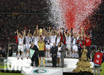 Fussball DFB-Pokal-Finale in Berlin, 26.05.2007,  VfB Stuttgart - 1.FC Nürnberg, Die Nürnberger Spieler feiern ihren DFB-Pokalsieg.  Torwart Raphael SCHÄFER (mitte, Nürnberg) stemmt den Pokal in die Höhe. 