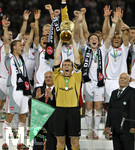 Fussball DFB-Pokal-Finale in Berlin, 26.05.2007,  VfB Stuttgart - 1.FC Nürnberg, Die Nürnberger Spieler feiern ihren DFB-Pokalsieg.  Torwart Raphael SCHÄFER (mitte, Nürnberg) stemmt den Pokal in die Höhe. 