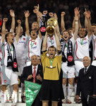 Fussball DFB-Pokal-Finale in Berlin, 26.05.2007,  VfB Stuttgart - 1.FC Nürnberg, Die Nürnberger Spieler feiern ihren DFB-Pokalsieg.  Torwart Raphael SCHÄFER (mitte, Nürnberg) stemmt den Pokal in die Höhe. 