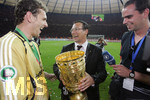 Fussball DFB-Pokal-Finale in Berlin, 26.05.2007,  VfB Stuttgart - 1.FC Nürnberg,  Sportdirektor Martin BADER (mitte) und Torwart Raphael SCHAEFER (li,  beide Nuernberg) feiern den DFB-Pokalsieg mit dem Pokal mit der ARD.  
