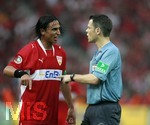 Fussball DFB-Pokal-Finale in Berlin, 26.05.2007,  VfB Stuttgart - 1.FC Nürnberg, Fernando MEIRA (li, Stuttgart) ist wütend auf Schiedsrichter Michael WEINER (re).   