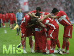 Fussball DFB-Pokal-Finale in Berlin, 26.05.2007,  VfB Stuttgart - 1.FC Nürnberg, Torjubel von CACAU (li, Stuttgart) nach dem 1:0 für Stuttgart. Die anderen Spieler bilden eine Jubeltraube um den Torschuetzen.