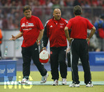 Fussball DFB-Pokal-Finale in Berlin, 26.05.2007,  VfB Stuttgart - 1.FC Nürnberg, Trainer Hans MEYER (li, Nuernberg) ist unzufrieden. Er wirf eine Tinkflasche.