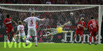 Fussball DFB-Pokal-Finale in Berlin, 26.05.2007,  VfB Stuttgart - 1.FC Nürnberg, Marco ENGELHARDT (2. von links, Nuernberg) trifft zum 1:2. Torwart Timo HILDEBRAND (4. von links, Stuttgart) ist machtlos.