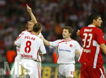 Fussball DFB-Pokal-Finale in Berlin, 26.05.2007,  VfB Stuttgart - 1.FC Nürnberg, Marco ENGELHARDT (2. von links, Nuernberg) jubelt nach seinem Treffer zum 1:2. Jan POLAK (vorne) und Ivan SAENKO (re, alle Nuernberg) freuen sich mit dem Torschuetzen.Mario GOMAZ (re, Stuttgart) ist unzufrieden.