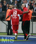 Fussball DFB-Pokal-Finale in Berlin, 26.05.2007,  VfB Stuttgart - 1.FC Nürnberg, CACAU (li, Stuttgart) verläßt nach einer roten Karte das Spielfeld. 