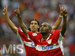 Fussball DFB-Pokal-Finale in Berlin, 26.05.2007,  VfB Stuttgart - 1.FC Nürnberg, Torjubel von CACAU (Stuttgart) nach dem 1:0 für Stuttgart. Hinten Sami KHEDIRA (links, Stuttgart) freut sich mit.
