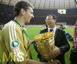 Fussball DFB-Pokal-Finale in Berlin, 26.05.2007,  VfB Stuttgart - 1.FC Nürnberg,  Sportdirektor Martin BADER (re) und Torwart Raphael SCHAEFER (li,  beide Nuernberg) feiern den DFB-Pokalsieg mit dem Pokal.  