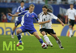 Fussball EM-Qualifikation, Deutschland - Slowakei in Hamburg, 06.06.2007,   Torsten FRINGS (re, GER) gegen Marek SAPARA (li, Slowakei).