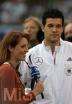 Fussball EM-Qualifikation, Deutschland - Slowakei in Hamburg, 06.06.2007,   Michael BALLACK (re, GER) beim Interview mit ARD Moderatorin Monica LIERHAUS (li).