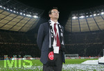 Fussball DFB-Pokal-Finale in Berlin, 26.05.2007,  VfB Stuttgart - 1.FC Nürnberg, Sportdirektor Martin BADER (Nürnberg) steht nach dem Spiel und den offiziellen Feierlichkeiten, nachdenklich auf dem Platz.