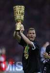 Fussball DFB-Pokal-Finale in Berlin, 26.05.2007,  VfB Stuttgart - 1.FC Nürnberg, Dominik REINHARDT (Nuernberg) stemmt den DFB-Pokal in die Höhe.   