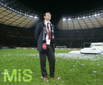 Fussball DFB-Pokal-Finale in Berlin, 26.05.2007,  VfB Stuttgart - 1.FC Nürnberg, Sportdirektor Martin BADER (Nürnberg) steht nach dem Spiel und den offiziellen Feierlichkeiten, nachdenklich auf dem Platz.