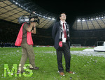 Fussball DFB-Pokal-Finale in Berlin, 26.05.2007,  VfB Stuttgart - 1.FC Nürnberg, Sportdirektor Martin BADER (Nürnberg) steht nach dem Spiel und den offiziellen Feierlichkeiten, nachdenklich auf dem Platz.