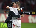 Fussball DFB-Pokal-Finale in Berlin, 26.05.2007,  VfB Stuttgart - 1.FC Nürnberg, Marek NIKL (re) und Sportdirektor Martin BADER (li, beide Nürnberg) liegen sich in den Armen. 