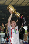 Fussball DFB-Pokal-Finale in Berlin, 26.05.2007,  VfB Stuttgart - 1.FC Nürnberg, Ivan SAENKO (Nuernberg) stemmt den DFB-Pokal in die Hoehe. 