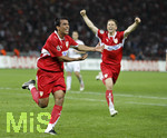 Fussball DFB-Pokal-Finale in Berlin, 26.05.2007,  VfB Stuttgart - 1.FC Nürnberg, Pavel PARDO (li, Stuttgart) jubelt nach seinem verwandeltem Elfmeter zum 2:2. Hinten freut sich Thomas HITZLSPERGER (re, Stuttgart) mit.