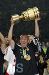 Fussball DFB-Pokal-Finale in Berlin, 26.05.2007,  VfB Stuttgart - 1.FC Nürnberg, Marek NIKL  (Nuernberg) stemmt den DFB-Pokal in die Hoehe.   