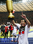 Fussball DFB-Pokal-Finale in Berlin, 26.05.2007,  VfB Stuttgart - 1.FC Nürnberg, Tomas GALASEK (Nürnberg) stemmt eine Attrappe des DFB-Pokals in die Höhe.