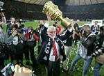 Fussball DFB-Pokal-Finale in Berlin, 26.05.2007,  VfB Stuttgart - 1.FC Nürnberg, Praesident Michael A. Roth (mitte, Nuernberg) laesst sich mit DFB-Pokal feiern.    