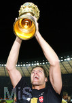 Fussball DFB-Pokal-Finale in Berlin, 26.05.2007,  VfB Stuttgart - 1.FC Nürnberg, Ersatztorwart Deniel KLEWER (Nuernberg) stemmt den DFB-Pokal in die Höhe.      