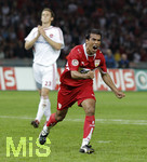 Fussball DFB-Pokal-Finale in Berlin, 26.05.2007,  VfB Stuttgart - 1.FC Nürnberg, Pavel PARDO (re, Stuttgart) freut sich nach dem Treffer zum 2:2. Matthew	SPIRANOVIC (links, Nuernberg) betet.