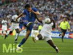 Fussball FIFA-Weltmeisterschaft 2006:  Gruppe E,  Italien - Ghana  12.06.2006 in Hannover,  Luca TONI (ITA) zieht ab, Sammy KUFFOUR (re, Ghana) hat keine Chance mehr. 