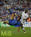 Fussball FIFA-Weltmeisterschaft 2006:  Gruppe E,  Italien - Ghana  12.06.2006 in Hannover,  Luca TONI (ITA) in der Luft, re: Sammy KUFFOUR (Ghana).