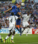 Fussball FIFA-Weltmeisterschaft 2006:  Gruppe E,  Italien - Ghana  12.06.2006 in Hannover,  Luca TONI (oben, ITA) Kopfball. 