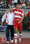 Fussball 1.Bundesliga 2006/07, Freundschaftsspiel, SSV Ulm 1846 - FC Bayern München, Dienstag 22.05.07,  Roy MAKAAY (re) hat sich auf Physiotherapeuth Wolfgang GEBHARDT (li, Bayern München) aufgelehnt.